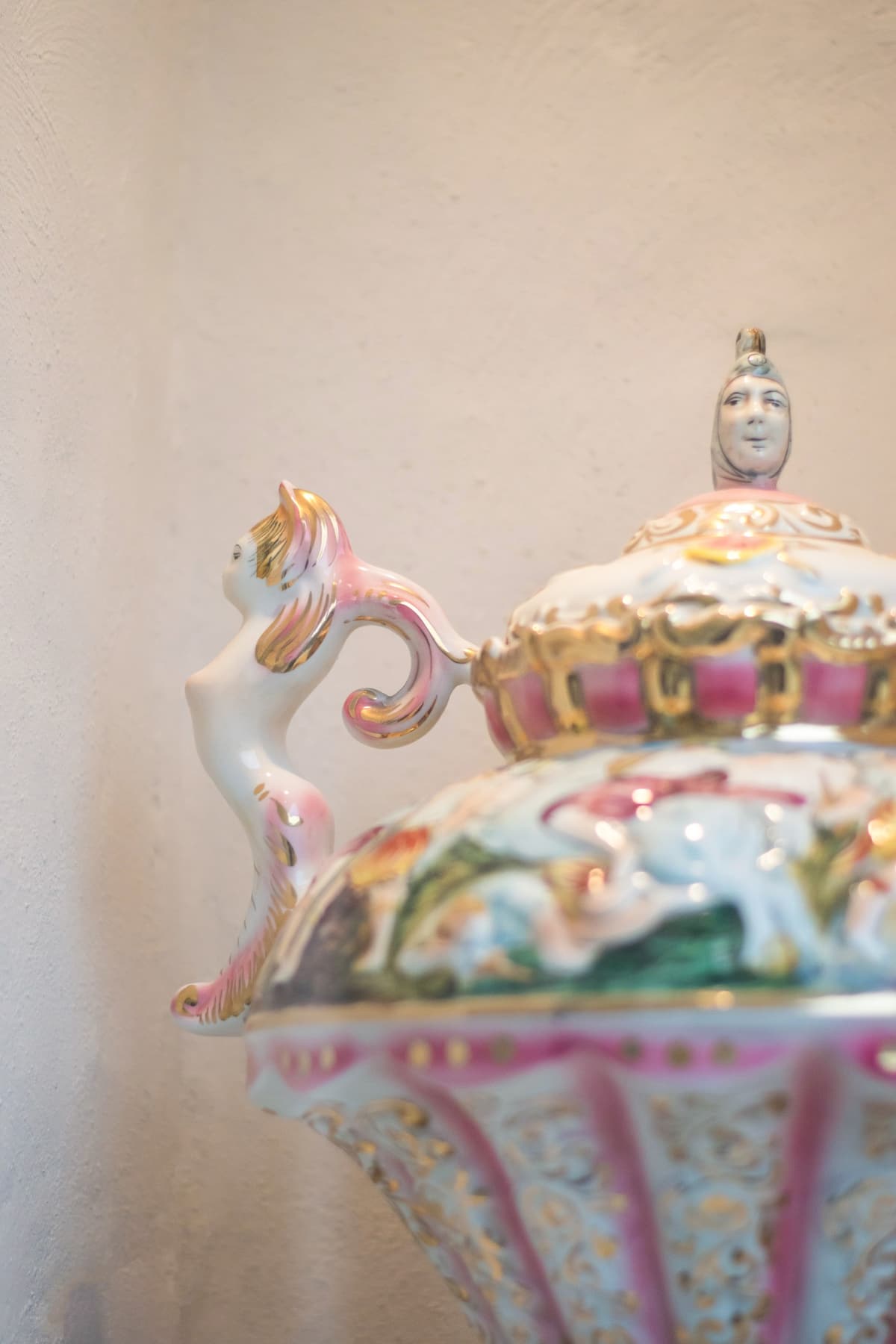 Sopera de porcelana pintada a mano, detalle decorativo de Bella Nonna