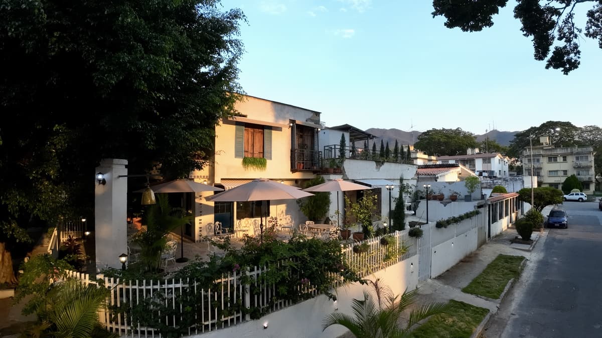 Fachada de Bella Nonna al atardecer en la Urbanizaci&oacute;n El Trigal, Valencia