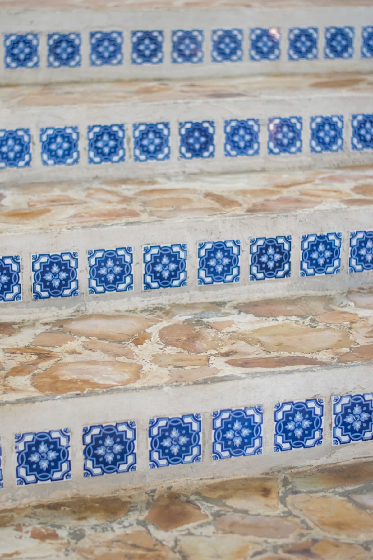 Escalones de piedra con azulejos azules de estilo mediterráneo